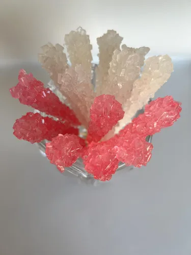 Vista 6 de Palitos clásicos de caramelo de roca, caramelos de roca de azúcar en cristal, envueltos individualmente (Paquete de 12, Niña bebé