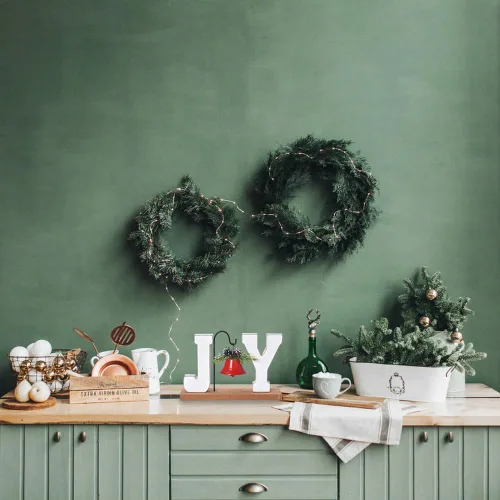 Vista 5 de Decoración navideña de madera "Joy", letrero artesanal de madera con campana, adorno de mesa rústico, centro de mesa estilo granja, bloque