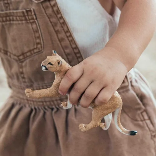 Vista 4 de Safari Ltd. Figura de león de montaña, figura realista de plástico de 5.5 pulgadas, juguete educativo para niños, niñas y niños a partir de 3 años