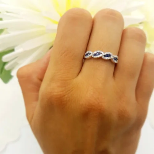 Vista 7 de Dazzlingrock Collection Anillo de aniversario apilable redondo de zafiro azul y diamante blanco para mujer en oro macizo