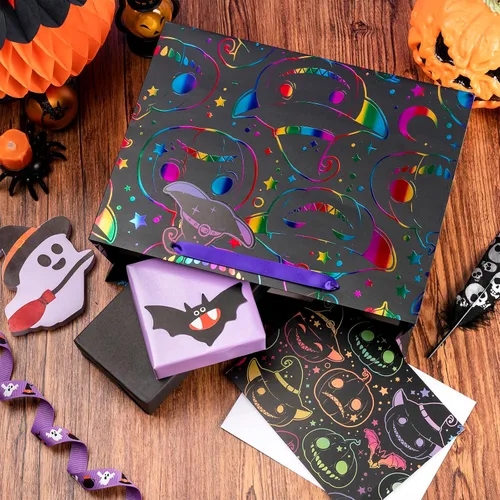 Vista 4 de LeZakaa Bolsa de Regalo Holográfica para Niños, Niños y Niñas, Sombrero de Bruja de Calabaza Malvada de Arcoíris en Diseño Negro con Papel de Seda