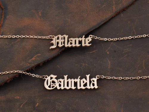Vista 4 de HUAN XUN Collar personalizado con dije de letra inglesa antigua para ella