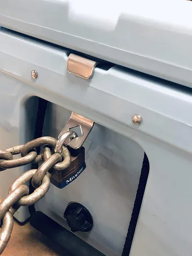 Vista 5 de Soportes universales de bloqueo para enfriador: diseñados para adaptarse a la ranura de amarre de cofres de hielo rotomoldeados medianos a grandes