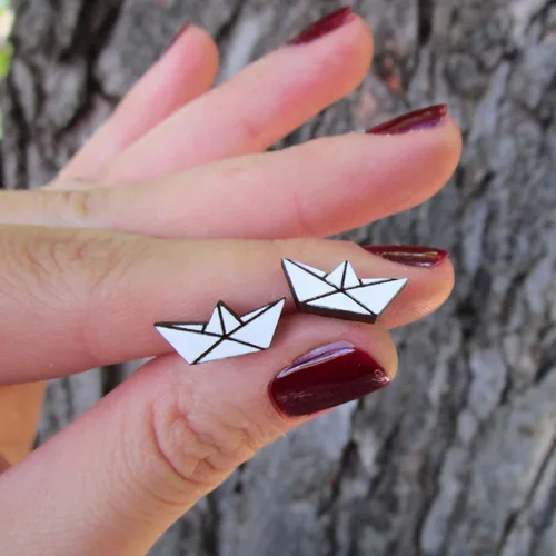 Vista 4 de Origami - Aretes de madera pintada de color blanco con postes de titanio hipoalergénicos sin níquel, joyería de capitán marinero