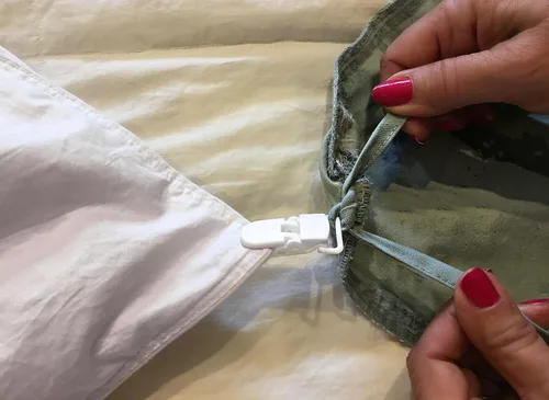 Vista 4 de Clips de edredón para asegurar los insertos - Sistema completo de ropa de cama ajustada para dormir - Incluye clips de relleno de edredón y lazos