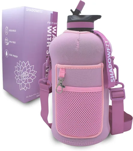 Vista 7 de Shadowfit Botellas de agua de medio galón (74 onzas, 2.2 litros) con mango de tapa de popote y funda de almacenamiento, soporte grande para jarra