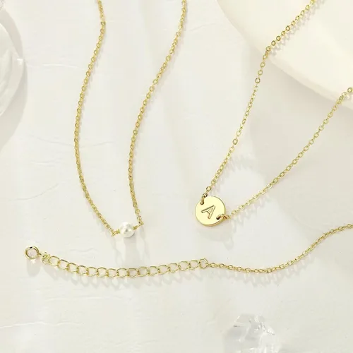 Vista 6 de Yoosteel Collares de perlas con inicial en capas para mujer, moderno, delicado collar de perlas chapado en oro de 16 quilates para mujer, collar