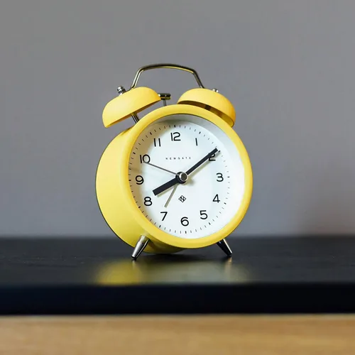 Vista 4 de NEWGATE® Charlie Bell Echo - Reloj despertador Versión moderna del reloj clásico de campana doble Amarillo Números fáciles de leer Ideal