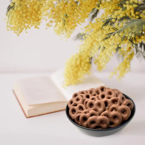 Vista 4 de Liberty Bell Mini pretzels cubiertos de chocolate con leche real, bolsa de 40 onzas