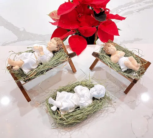 Vista 3 de Figura del Niño Jesús de 5 pulgadas de alto en pesebre de madera acostado sobre heno natural Estatuilla para conjuntos de Belén Regalo sagrado