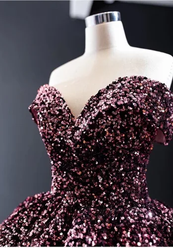 Vista 4 de Mollybridal Vestido de fiesta de quinceañera con lentejuelas con purpurina y cuello en V y hombros descubiertos, vestido formal de graduación 2025