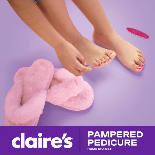 Vista 2 de Claire's Kit de pedicura para niños, juego de spa en casa de 7 piezas con pantuflas peludas, esmalte de uñas, separadores de dedos y lima de uñas