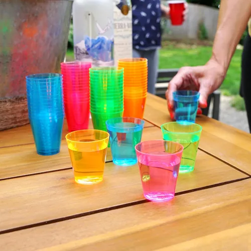 Vista 6 de True Vasos de chupito de plástico multicolor neón para fiestas, vasos desechables para beber al aire libre, colores surtidos, 2 onzas, juego de 60