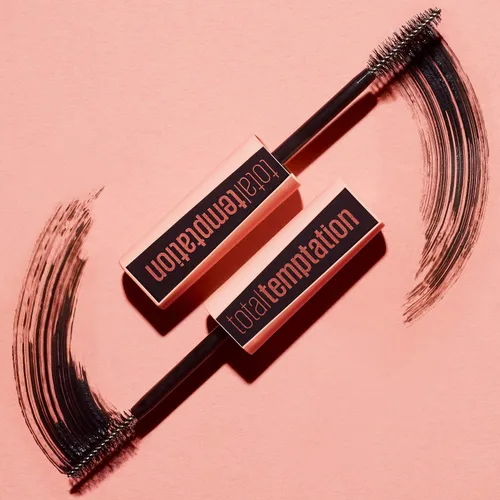 Vista 4 de Máscara de pestañas lavable de Maybelline Total Temptation. Negro más negro. 0.27 oz oz., lavable, Blackest Black