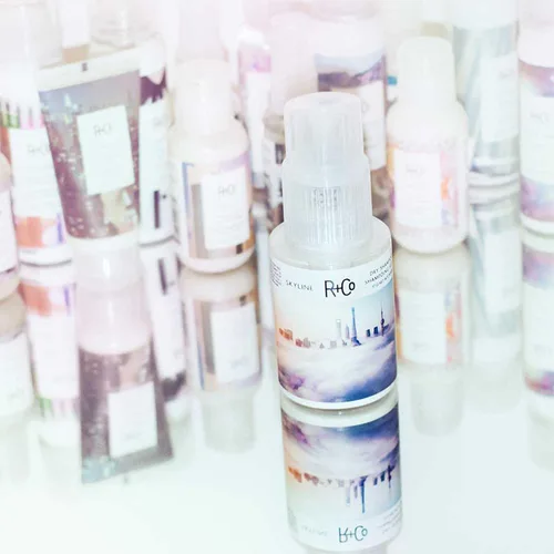 Vista 8 de R+Co Skyline Dry Champú en polvo Refresca dramáticamente, acondiciona sin peso + textura Vegano + libre de crueldad 1.0 onzas Oil-Absorbing