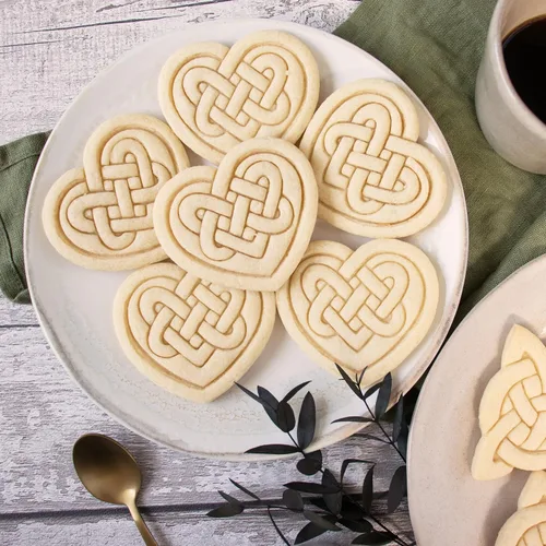Vista 5 de Juego de 2 cortadores de galletas Celtic Triquetra (Diseños: Celtic Heart y Triquetra), 2 piezas - Bakerlogy