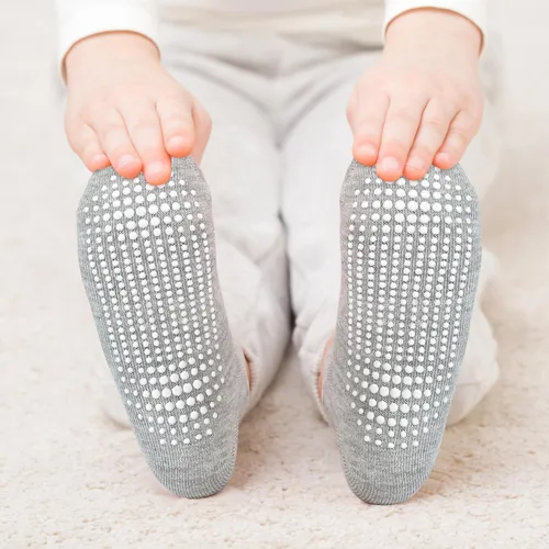 Vista 3 de ELUTONG - Calcetines antideslizantes para niños pequeños, paquete de 12 pares, calcetines de tobillo con agarre para bebés, niños y niñas de 0 a 7