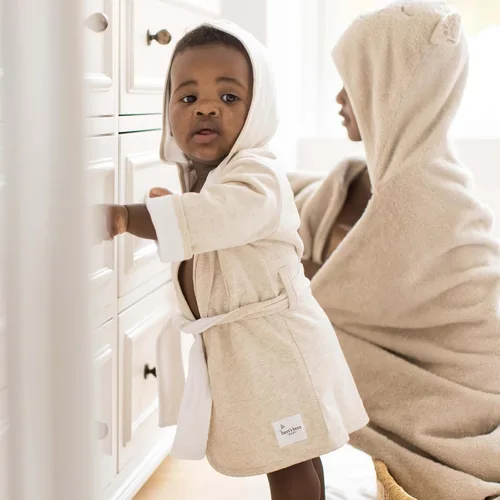 Vista 5 de Burt's Bees Baby Bata de baño unisex con capucha para bebés, de tejido orgánico, artículos esenciales de baño para recién nacidos, unisex para niños