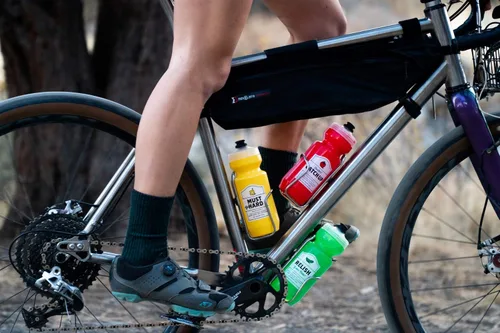 Vista 4 de SPURCYCLE Botella de agua Catch Up – 22 onzas, Purist, tapa MoFlo, resistente a las manchas, botella flexible para bicicleta