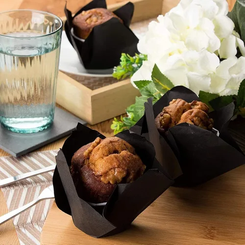 Vista 4 de Juvale Revestimientos para cupcakes – 2 x 3.5 pulgadas, negro, paquete de 100 – Revestimientos de tulipanes para cupcakes para hornear y fiestas