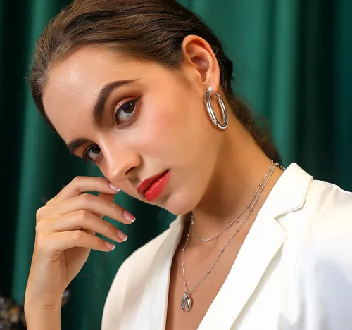 Vista 8 de Aretes de aro gruesos de acero inoxidable para mujer, minimalistas y elegantes, chapados en negrooro, aretes redondos hipoalergénicos, tamaño 1.181