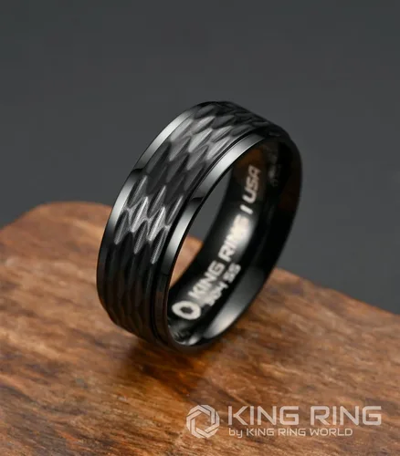 Vista 2 de King Ring Anillos martillados de 0.315 in Anillos de acero inoxidable extra pulido para hombre Diseñado en Estados Unidos