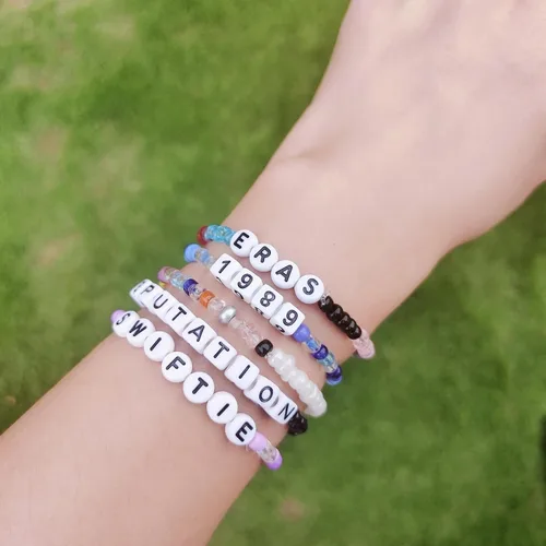 Vista 5 de JALZEMPL 5Pcs Taylor Eras Tour Swiftie Bracelets Lover 1989 Reputation Mid Friendship Bracelet Beads Set Lover Era Taylor Outfit Inspired Lover