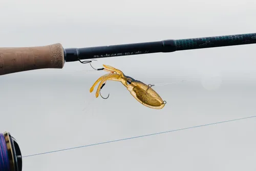 Vista 4 de Nomad Design Señuelo de pesca vibratorio patentado original de Squidtrex – Señuelo de plástico suave TPE con aroma añadido para agua salada