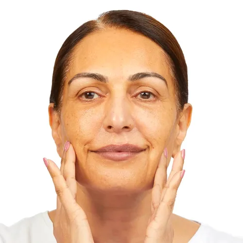 Vista 4 de No7 Restore & Renew Loción limpiadora de doble acción, limpiador facial y exfoliante con ácido alfa hidroxi, loción limpiadora removedor