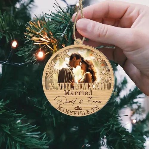 Vista 9 de V VIBEPY Impreso en todas partes, sin vidrio real, adornos personalizados para parejas, adornos de Navidad, adornos de 3.5 pulgadas, adornos de 2