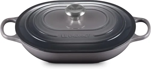 Vista 8 de Le Creuset - Cacerola ovalada de hierro fundido esmaltado con tapa, 3.75 cuartos de galón, sal marina Sea Salt