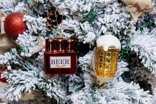 Vista 7 de Paquete de 2 adornos de cerveza de vidrio soplado a mano para árbol de Navidad, vidrio pintado a mano, paquete de 6 adornos de cerveza y adorno