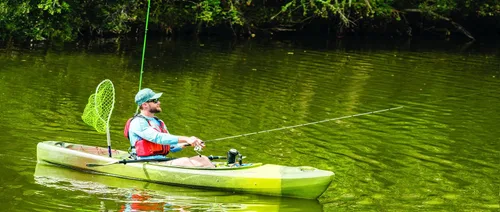 Vista 3 de Perception Sound 10.5 Siéntate dentro del kayak para pesca y diversión Dos soportes para cañas Almacenamiento trasero grande Dapper