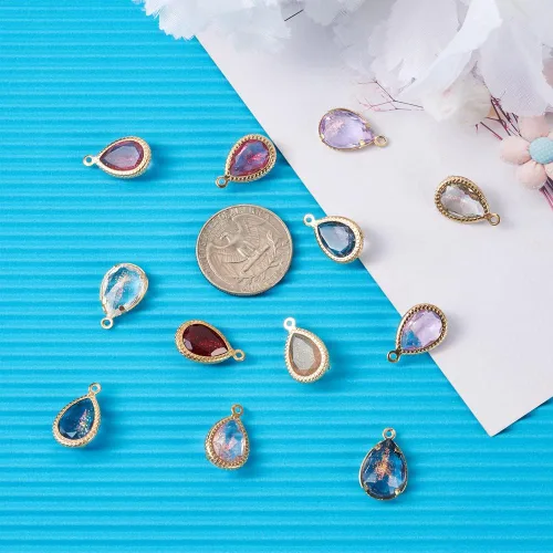 Vista 6 de Cheriswelry 48 colgantes de diamantes de imitación de resina en forma de lágrima con ajustes de latón dorado con diamantes de imitación facetados