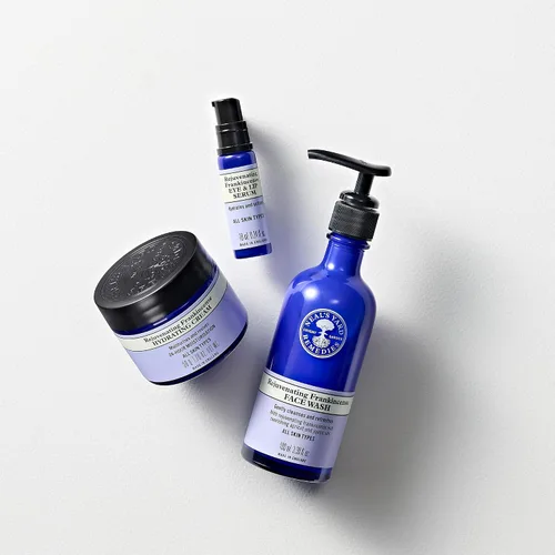 Vista 5 de Neal's Yard Crema hidratante rejuvenecedora de incienso con ácido hialurónico y aceite de jojoba, hidratación 24 horas, suaviza la piel, libre
