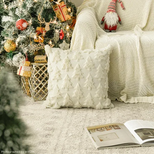 Vista 2 de AVOIN colorlife Juego de 2 fundas de almohada beige con árbol de Navidad, 16 x 16 pulgadas, felpa suave, piel sintética, jacquard, festivales