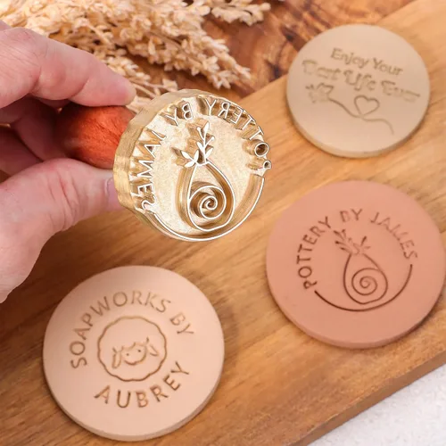 Vista 2 de Terwex Sello de cerámica personalizado – Sello de arcilla personalizado con tu diseño de logotipo – Crea impresiones únicas en cerámica