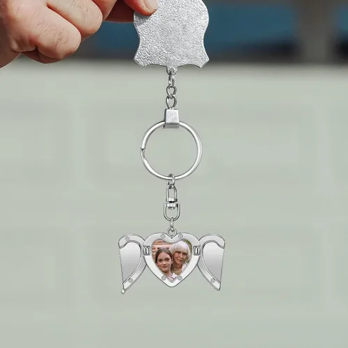 Vista 5 de Personalized Master Medallón de fotos personalizado con corazón de amor que sostiene la imagen para mujeres alas de ángel llavero para parejas