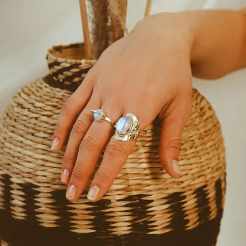 Vista 4 de Boho-Magic Anillo de plata de ley con piedra lunar para mujer, joyería bohemia, piedra preciosa ovalada