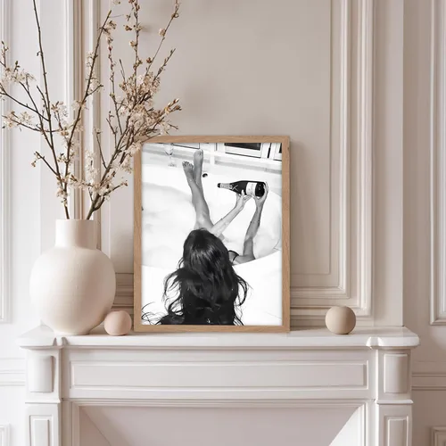 Vista 5 de Monem Art - Póster de mujer en la bañera, estampado de champán vertido, arte con alcohol, arte funky, arte en blanco y negro, arte fotográfico