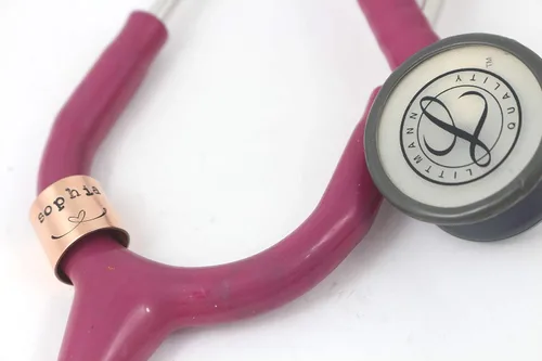 Vista 2 de Etiqueta de identificación de estetoscopio – Anillo – Littmann – Charm – Etiqueta de nombre personalizada – Regalo de graduación de enfermera