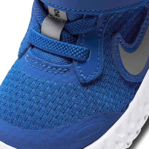 Vista 7 de Nike Revolution 5 tenis para correr para niños en edad escolar