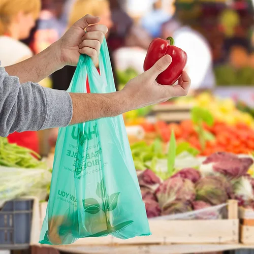 Vista 5 de Paquete de 50 bolsas de camiseta con asas de 22 x 12 pulgadas, bolsas de plástico biodegradable verde para compras, bolsas de agradecimiento