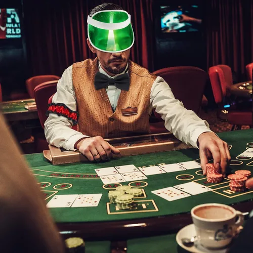 Vista 5 de Hicarer Disfraz de casino de 3 piezas, incluye visera verde de reparto pajarita y brazalete de repartidor de plástico, sombreros estilo casino