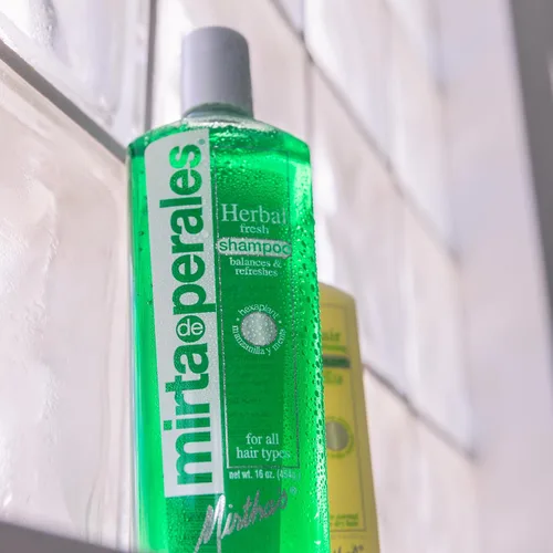 Vista 3 de Mirta de Perales Champú de Hierbas para Cabello Normal a Grasa Complejo Hexaplant y proteína de trigo, equilibra el cuero cabelludo, añade brillo