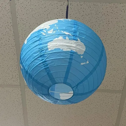 Vista 5 de Fun Express Juego de 3 linternas de papel colgantes de globo terráqueo de 12 pulgadas, decoraciones de fiesta, globos y decoración divertida VBS 2026