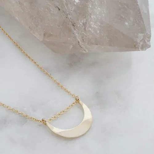 Vista 4 de Honeycat Collar La Luna Moon en oro, oro rosa o plata Joyería minimalista y delicada