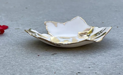 Vista 3 de Ceramic White and Gold Dog Ring Dish, Handmade Decorative Jewelry Dishes, Animal Lover Gift for Mom, Daughter, Sister, Wife, Girlfriend, Best
