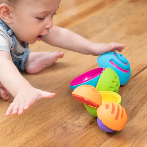 Vista 5 de Fat Brain Toys OombeeBall - Rompecabezas sensorial de anidación para bebés y niños pequeños