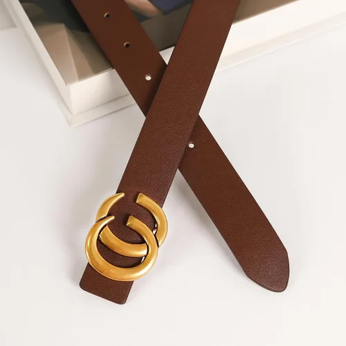 Vista 230 de Cinturón de cuero clásico con hebilla de metal para mujer con vestido de jeans